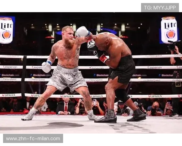 UFC拳手领奖时玩自拍杆，展现个性与魅力！