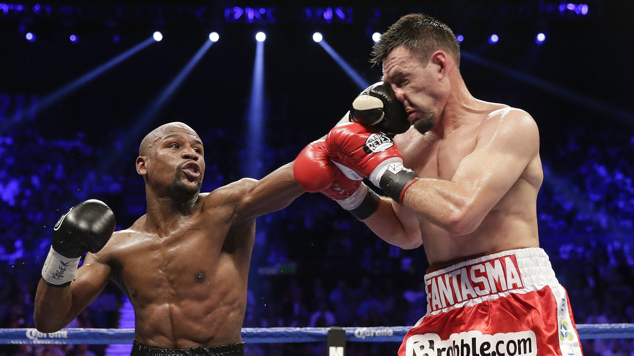 欧冠小组赛：费耶诺德0比0闷平巴黎 双方似乎都对一分满意